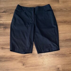Woman's Navy Tail Activewear Bermuda Golf Short. Size 8